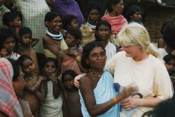 dansen met vrouw opperhoofdGadabas stam, Orissa India