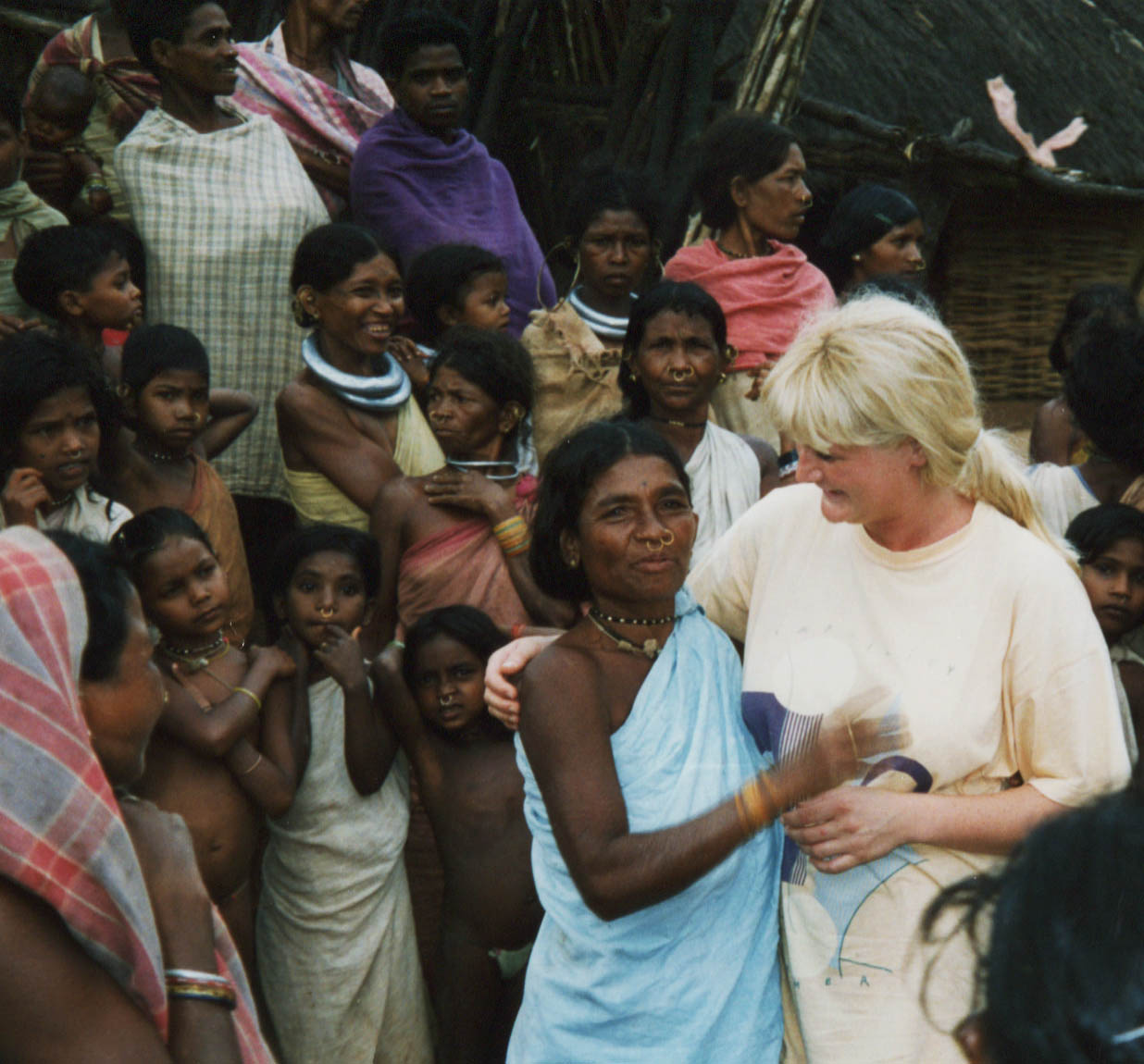 dansen met vrouw opperhoofdGadabas stam, Orissa India